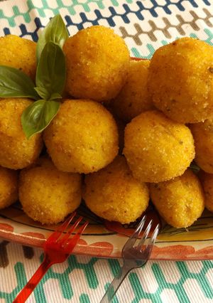Una foto de Bolas de arroz basmati rellenas de picadillo de pollo (Arancini)