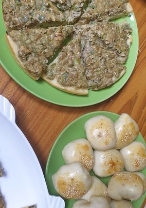 صورة لوصفة عيش باللحم (بالطحينة والكراث) + معجنات جبن.