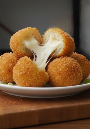 Foto resep Bola-Bola Nasi Goreng Keju (Rice Bomb)