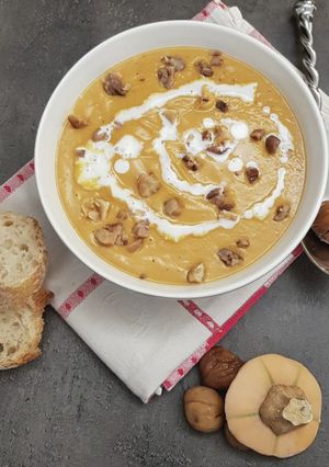 Une photo de °velouté de butternut aux châtaignes °