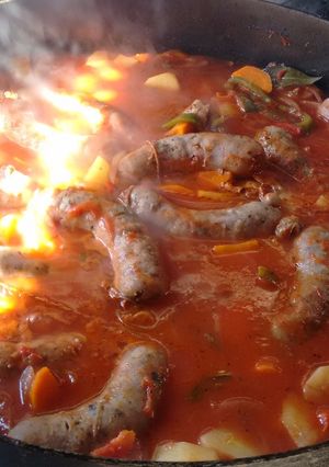 Una foto de Chorizos a la pomarola con papas