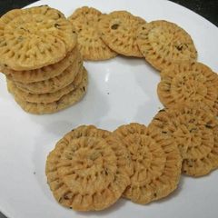 A picture of Kasoori methi flavoured phool mathris.
