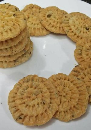 A picture of Kasoori methi flavoured phool mathris.