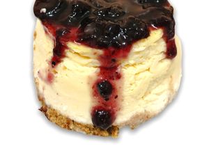 Una foto de Cheesecake de frutos rojos en taza ☕️🫐🍓