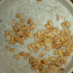 A picture of Oat pudding + peanuts.