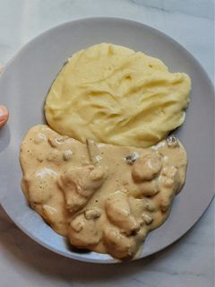 O poză a rețetei Sos cremos cu pui, ciuperci și mozzarella.