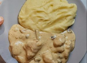 O poză a rețetei Sos cremos cu pui, ciuperci și mozzarella.