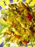 Pollo al curry con coles de Bruselas y guarnición de aguacates.