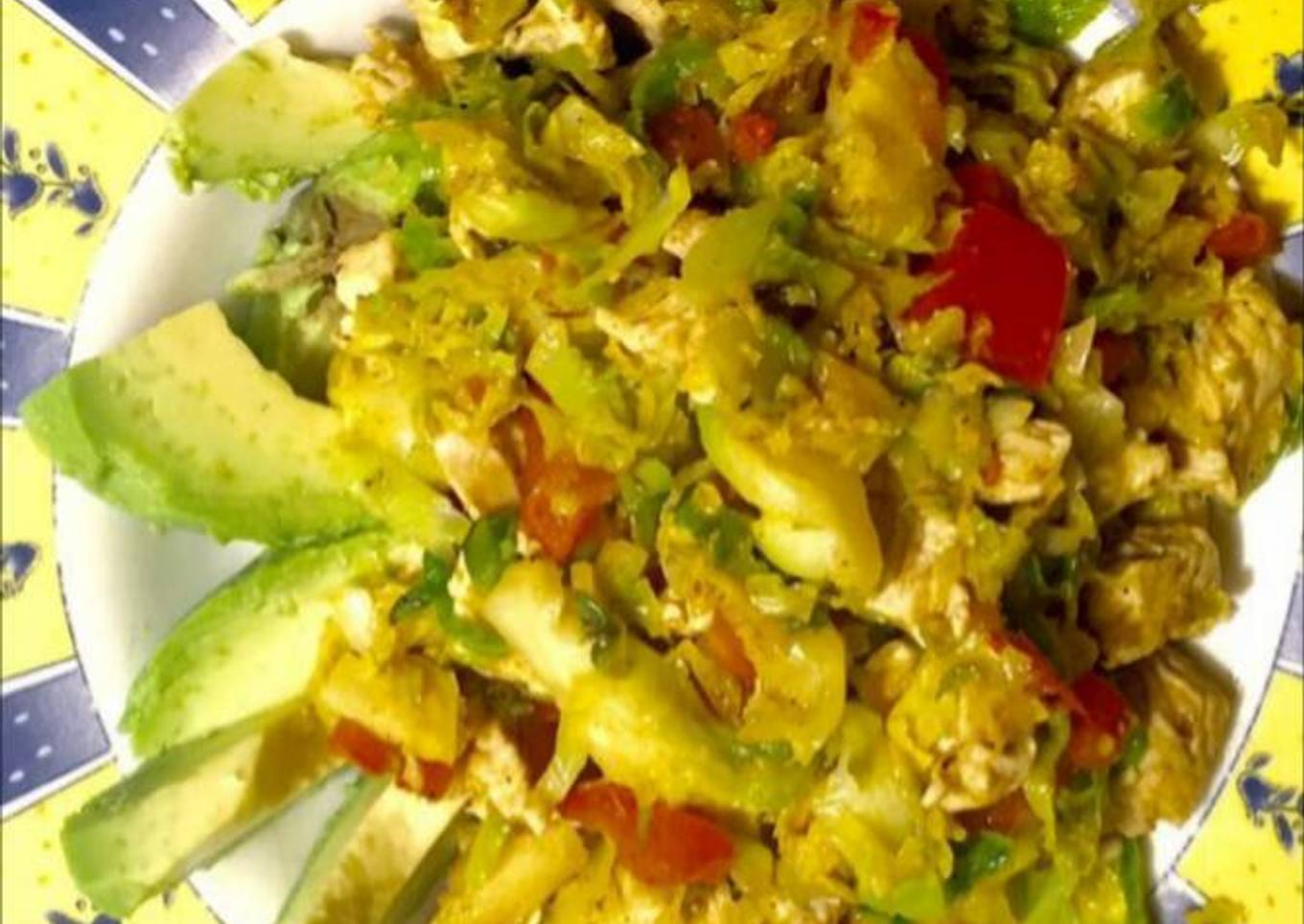 Pollo al curry con coles de Bruselas y guarnición de aguacates.