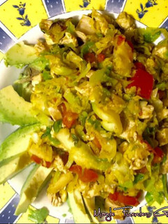 Una foto de Pollo al curry con coles de Bruselas y guarnición de aguacates.