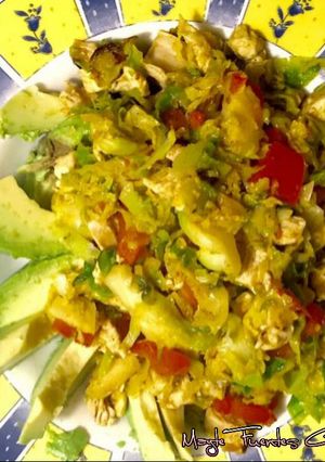 Una foto de Pollo al curry con coles de Bruselas y guarnición de aguacates.