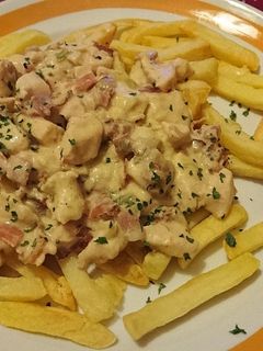Baconos, újhagymás tejszínes-mustáros csirke recept fotója