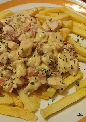 Baconos, újhagymás tejszínes-mustáros csirke recept fotója