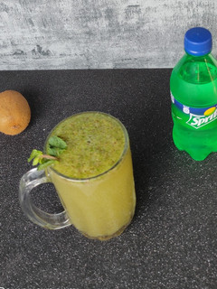 કીવી મીન્ટ મોઇતો (Kiwi Mint Mojto Recipe in Gujarati) રેસીપી મુખ્ય ફોટો