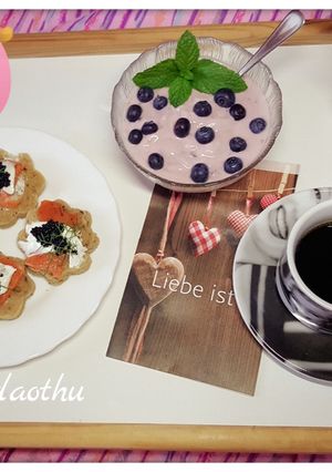 Hình của món #cleaneating #fingerfood caviar bánh mỳ phô mai tươi cá hồi.