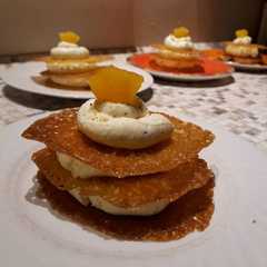 Foto di Alberelli croccanti all'arancia con bavarese di ricotta, limone e timo
