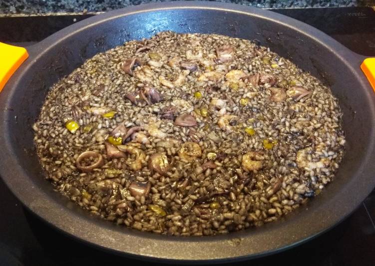 Arroz negro con calamares y gambas