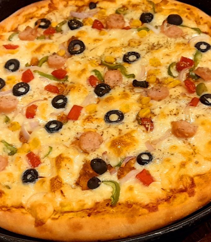A picture of 🍕Cheesy Smokey tikka pizza🍕.