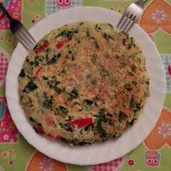 Una foto de Tortilla de espinacas, setas y gambas
