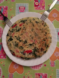 Una foto de Tortilla de espinacas, setas y gambas