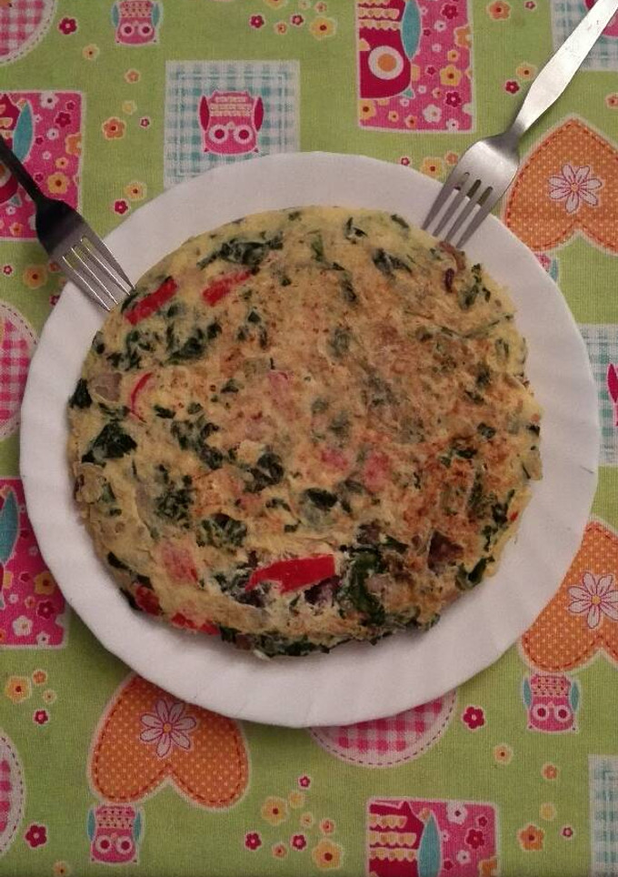 Una foto de Tortilla de espinacas, setas y gambas