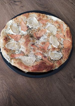 Une photo de Pizza feuilletée, Chèvre Miel, Saumon fumé