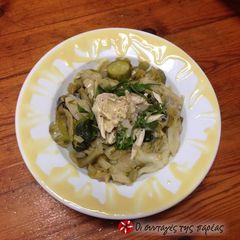 A picture of Chicken legs with boiled vegetables and fresh arugula.