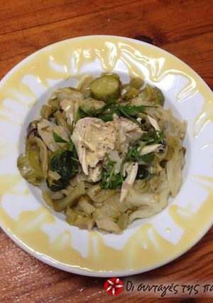 A picture of Chicken legs with boiled vegetables and fresh arugula.