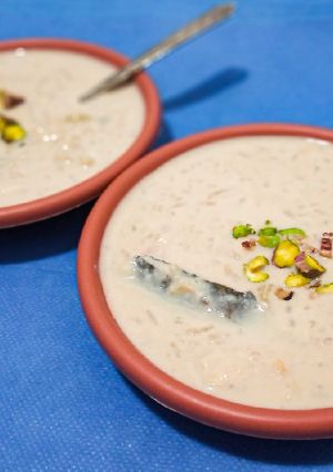 A picture of Nolen gurer payes/Rice kheer with date jaggery.