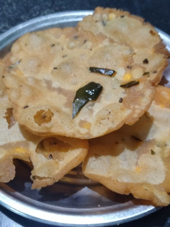 தட்டை (thattai recipe in Tamil) செய்முறை முக்கிய புகைப்படம்