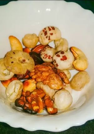 भुनी मैबा (bhuni mawa recipe in Hindi) रेसिपी मुख्य फोटो