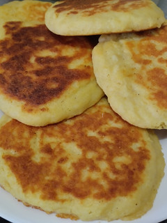 Una foto de Pan🥯de papa🥔y queso🧀en sartén🍳