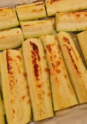 Parmezános cukkini csíkok sütőben 🥒🧀 recept fotója