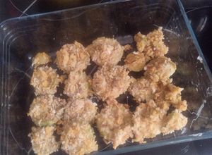 Une photo de Courgettes grillées au paprika, panure panko, oignons frits et chips kebab