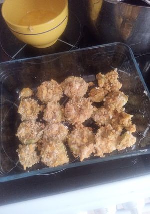 Une photo de Courgettes grillées au paprika, panure panko, oignons frits et chips kebab