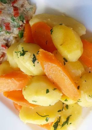 A picture of Boiled potatoes and fried egg.