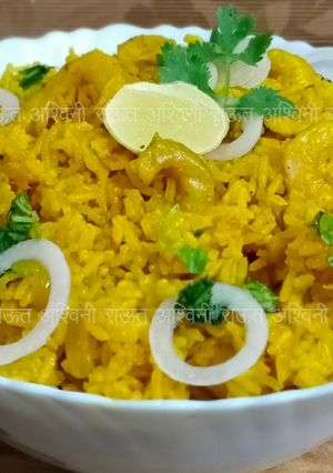 सोड्याची खिचडी (dried prawns khichadi recipe in marathi) रेसिपी चे मुख्य फोटो