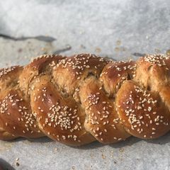 A picture of Challah bread.