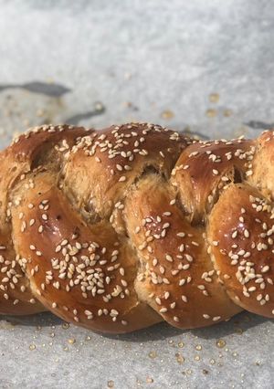 A picture of Challah bread.