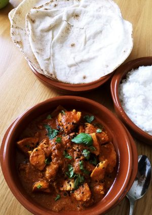 Zdjęcie przepisu Kurczak curry z arabską pitą i ryżem jaśminowym.