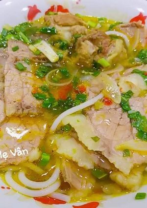 Hình của món Bún Bò Huế (Nạm bò và sườn bò hoặc xương bò).
