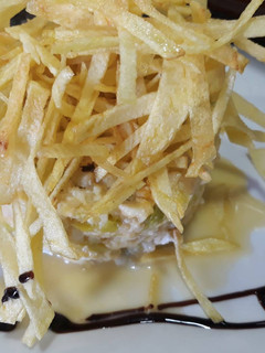 Una foto de Revuelto de bacalao y puerro con patatas paja
