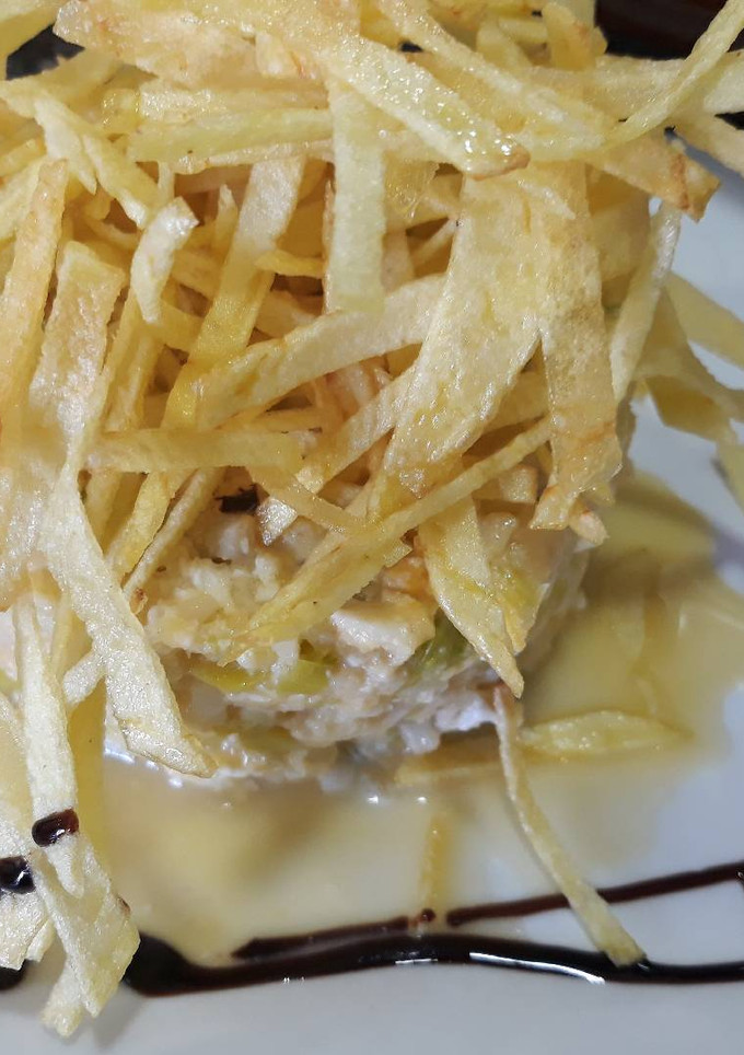 Una foto de Revuelto de bacalao y puerro con patatas paja