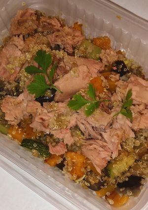 Una foto de Ensalada de quinoa con lomitos de atún