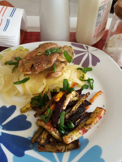 Una foto de Pechuga de pavo con bastones de verduras
