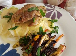 Una foto de Pechuga de pavo con bastones de verduras