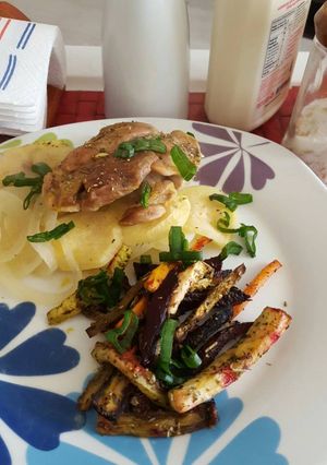 Una foto de Pechuga de pavo con bastones de verduras