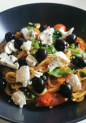 Zdjęcie przepisu Spaghetti ze szpinakiem, pomidorkami, oliwkami i serem.