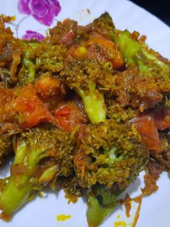 ब्रोकोली कि सब्जी (broccoli ii sabzi recipe in Hindi) रेसिपी मुख्य फोटो