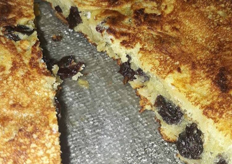 Panqueca de uva passa com coco ralado